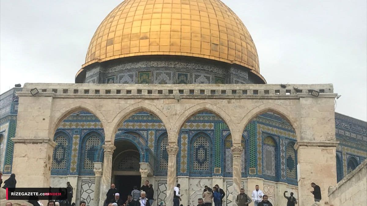 Rize’de Cemaati Duygulandıran Anlar: Minik Hümeyra Babasının Sırtında Namaz Kıldı