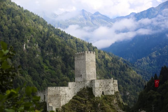 Tarihi Rize Kalesi Restorasyon Sonrası Yeni Yüzüyle Açıldı